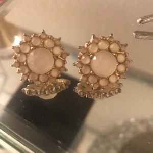 Beautiful flower gold stud earings